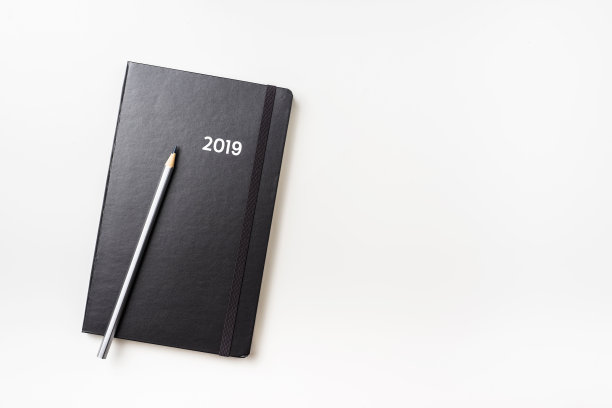 顶视图的黑色笔记本与字2019图片下载