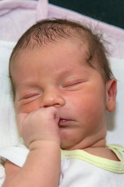 新生儿3天在睡觉图片下载