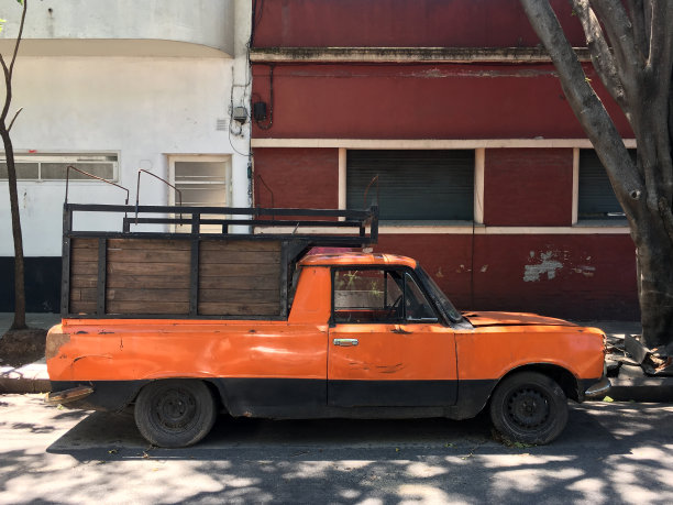老旧的橙色小货车停在街上图片下载