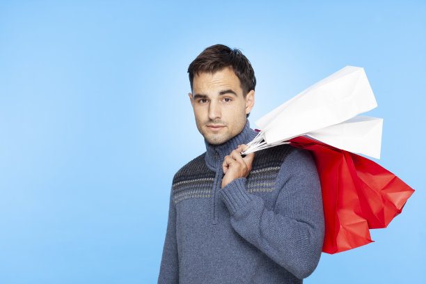 肩扛购物袋的英俊男人，冬季圣诞季图片下载