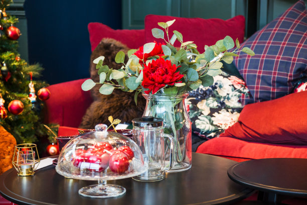 圣诞餐桌布置。圣诞家庭餐桌概念图片下载