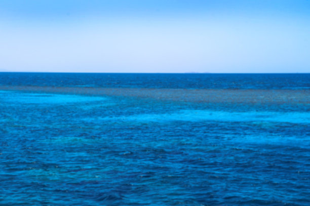 美丽的天空蓝色海面，荒凉的海洋主题背景旅游设计素材图片下载