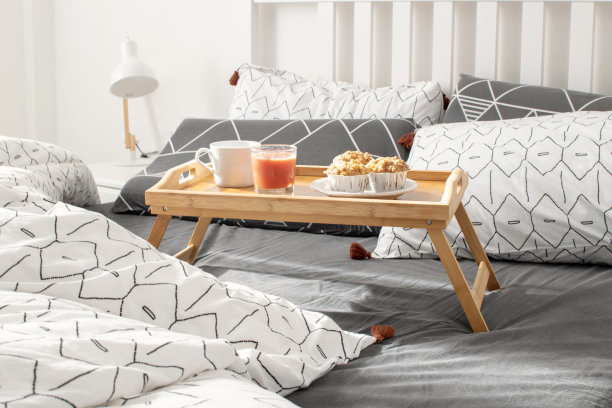 圣诞节的早晨，情人节，舒适的早晨——在床上吃早餐图片下载