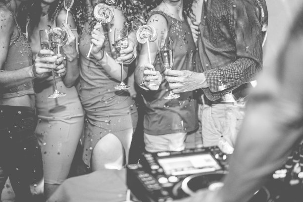 快乐的朋友跳舞在派对之夜在复古鸡尾酒吧与dj设置-年轻人有有趣的喝酒和大笑在周末晚上-青年和新年的概念-集中在右夫妇图片下载