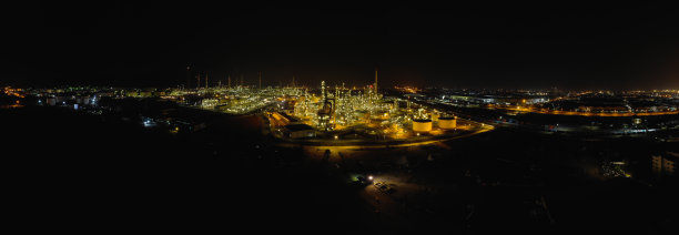 全景，泰国炼油厂在泰国工业园区生产。原油生产/世界各国-油罐图片下载