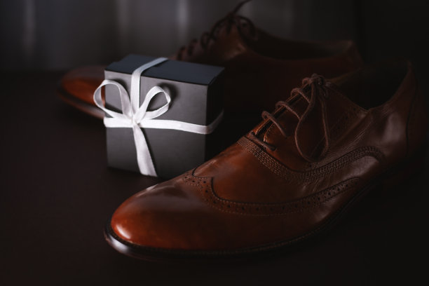 父亲节。男士鞋和礼品盒图片下载