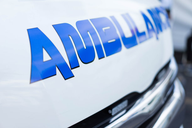 救护车在医院里照顾病人。图片下载