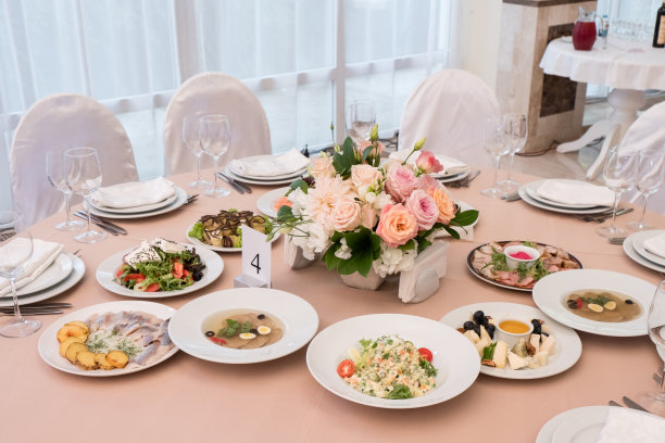 适合宴会餐厅餐桌配菜、点心、刀叉、葡萄酒和水杯，欧式食品，选择性重点图片下载