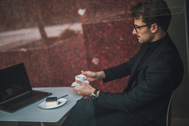 享受早晨的咖啡图片下载