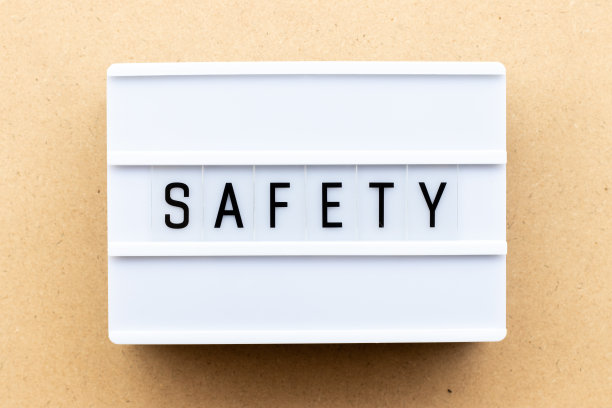 木质背景上带安全字的灯箱图片下载