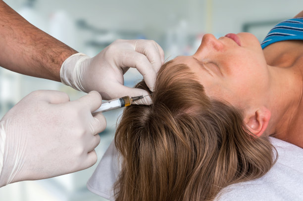 头发有问题的妇女正在接受注射图片下载