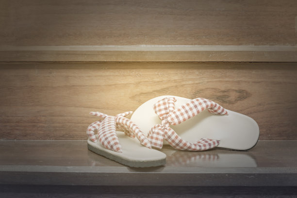 楼梯上的格子凉鞋，老式过滤器图片下载