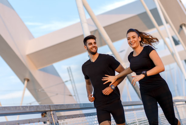 一对年轻夫妇在户外晨练，图片下载