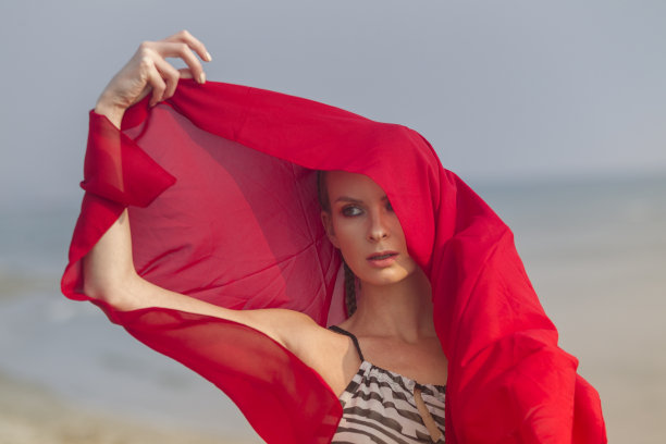 年轻的俄罗斯女子与披肩在土耳其伊斯坦布尔西里夫里海滩摆姿势图片下载