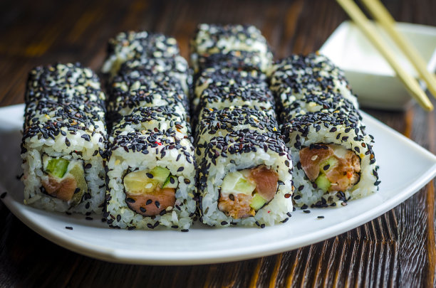 黑芝麻金枪鱼寿司图片下载