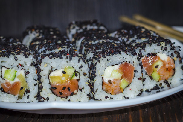 黑芝麻金枪鱼寿司图片下载
