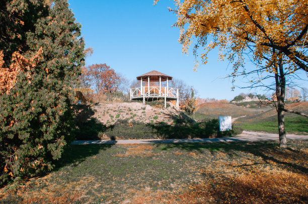 秋天公园的木制凉亭图片下载