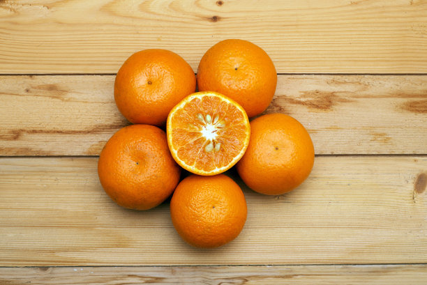 木头背景上的橘子。图片下载