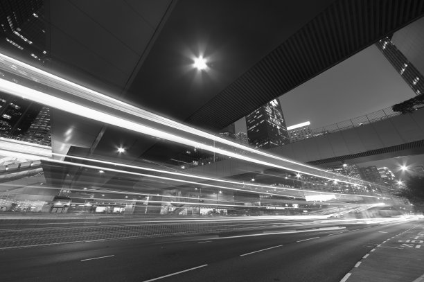 市中心的夜间交通图片下载