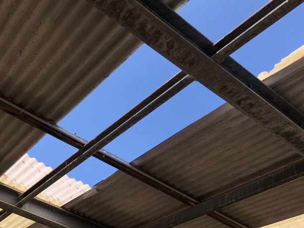 蓝色的天空穿过屋顶图片下载