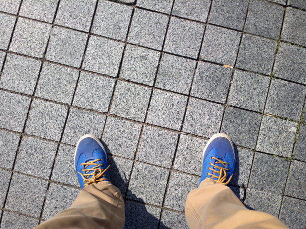 脚放在瓷砖上。图片下载