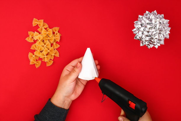 如何用生意大利面做圣诞树。用意大利面、纸板、热熔胶、油漆或喷漆制作圣诞树的工艺。导游，一步一步地拍下照片。手工制作的,DIY。图片下载