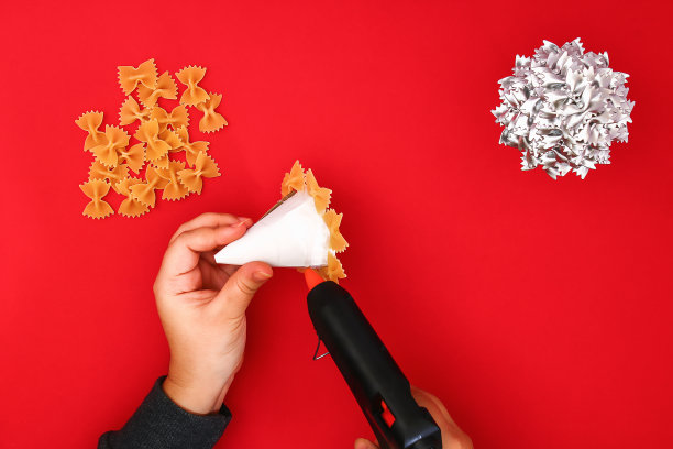 如何用生意大利面做圣诞树。用意大利面、纸板、热熔胶、油漆或喷漆制作圣诞树的工艺。导游，一步一步地拍下照片。手工制作的,DIY。图片下载