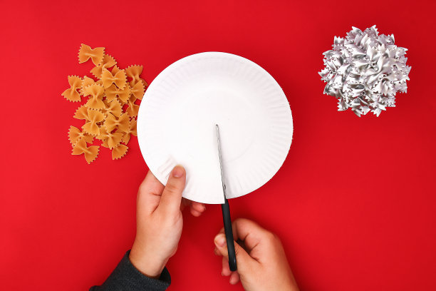 如何用生意大利面做圣诞树。用意大利面、纸板、热熔胶、油漆或喷漆制作圣诞树的工艺。导游，一步一步地拍下照片。手工制作的,DIY。图片下载