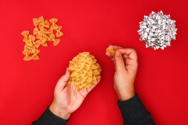 如何用生意大利面做圣诞树。用意大利面、纸板、热熔胶、油漆或喷漆制作圣诞树的工艺。导游，一步一步地拍下照片。手工制作的,DIY。图片下载