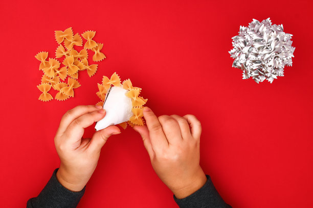 如何用生意大利面做圣诞树。用意大利面、纸板、热熔胶、油漆或喷漆制作圣诞树的工艺。导游，一步一步地拍下照片。手工制作的,DIY。图片下载