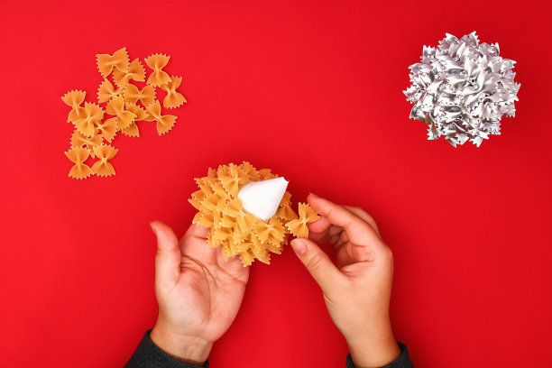 如何用生意大利面做圣诞树。用意大利面、纸板、热熔胶、油漆或喷漆制作圣诞树的工艺。导游，一步一步地拍下照片。手工制作的,DIY。图片下载