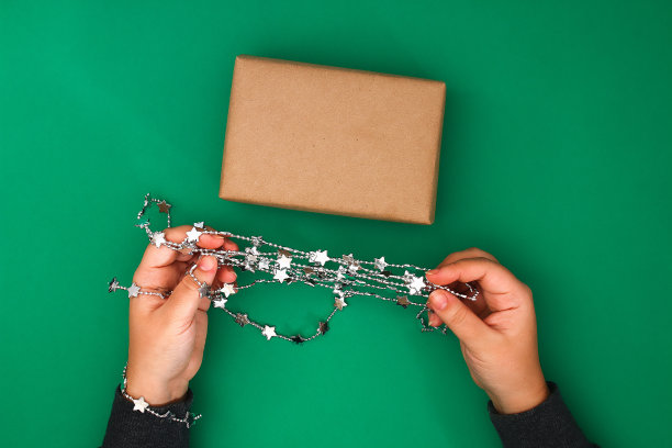 原创设计的圣诞礼物由牛皮纸和银珠星星。一步一步在照片上。手工DIY。图片下载