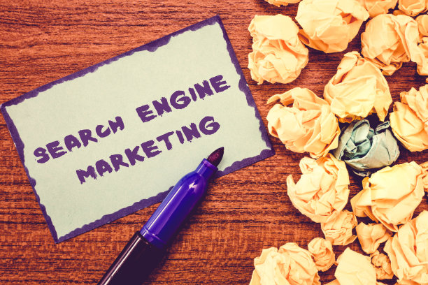 显示搜索引擎营销的概念性手写。商业照片展示促进网站的能见度在搜索结果页面图片下载