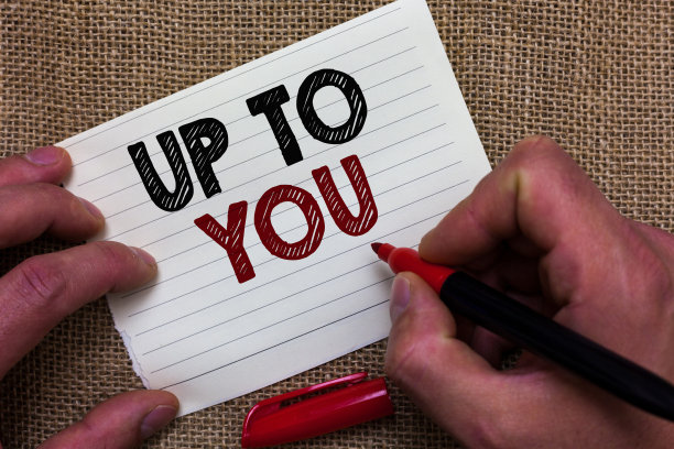 给你写便条。商业照片展示一个人给予自由选择或决定的东西，男人的手拿着白纸与象征字母黄麻麻袋背景。图片下载