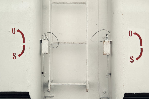 甲板上用白色油漆涂得很厚的梯子图片下载