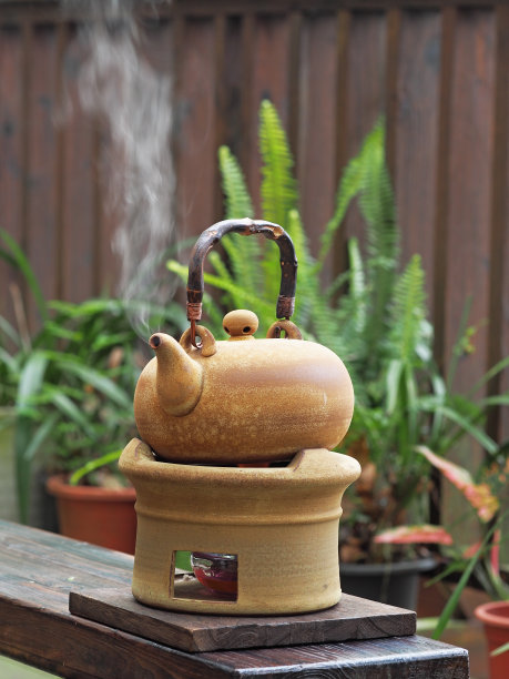 壁炉上的旧水壶图片下载