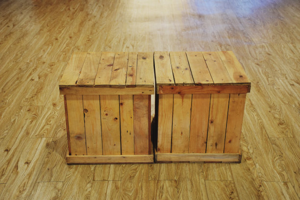 用于装饰的旧木椅盒图片下载