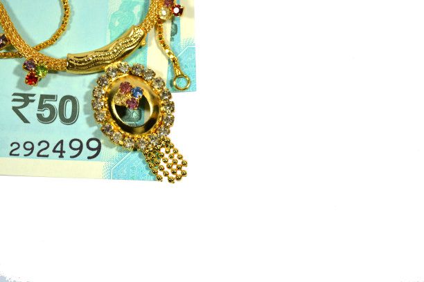 新印度50卢比和珠宝在孤立的背景图片下载