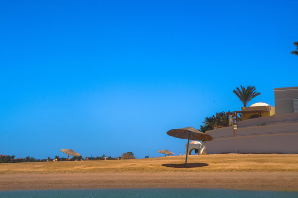 美丽的海岸线和红海上的房子和酒店。埃及的旅游区。赫尔格达及其传统。设计素材照片图片下载