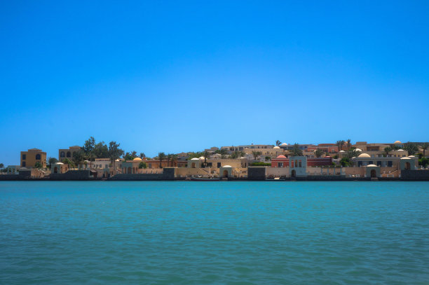 美丽的海岸线和红海上的房子和酒店。埃及的旅游区。赫尔格达及其传统。设计素材照片图片下载