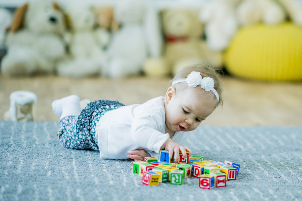 可爱的婴儿在日托所玩耍图片下载