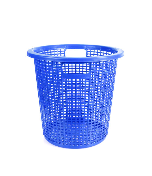 白色背景上孤立的蓝色塑料篮图片下载