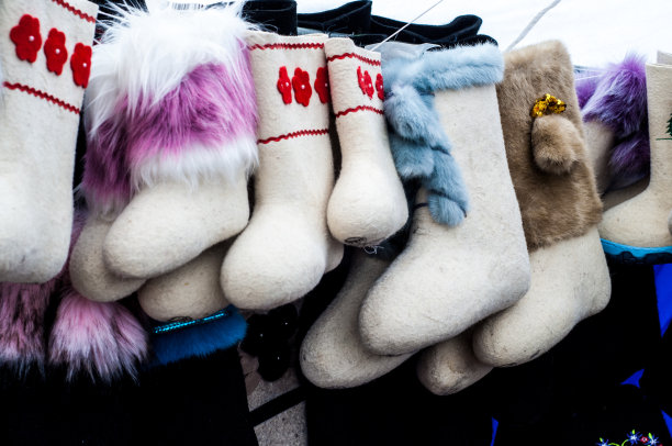 拖鞋的感觉。一堆灰色毡拖鞋在传统的俄罗斯展览。图片下载