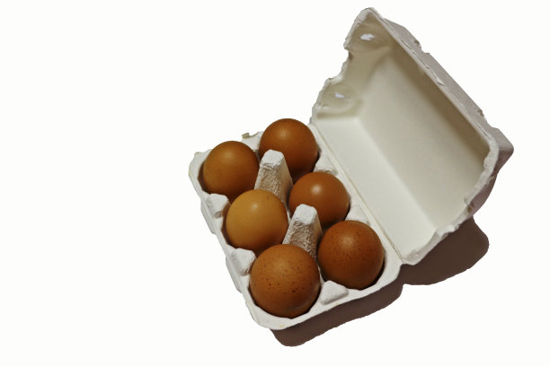 6个新鲜鸡蛋放在白色的纸盒里，背景是白色的图片下载
