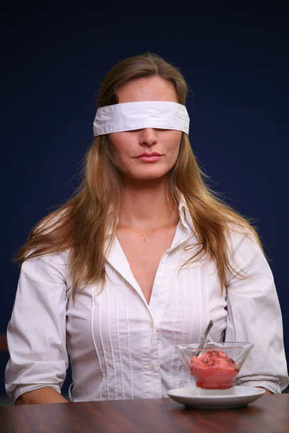 蒙着眼吃冰淇淋图片下载