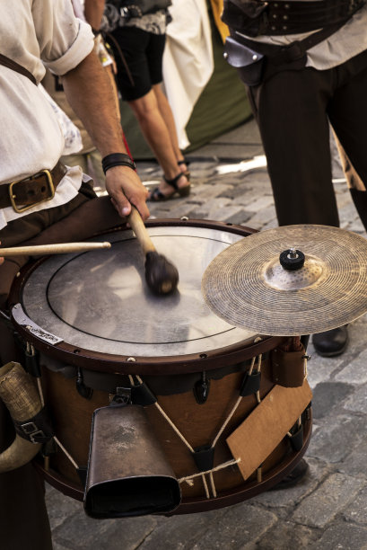 音乐家们在古老城市的街道上演奏图片下载