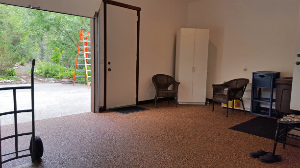 现代车库的所有原因和季节图片下载