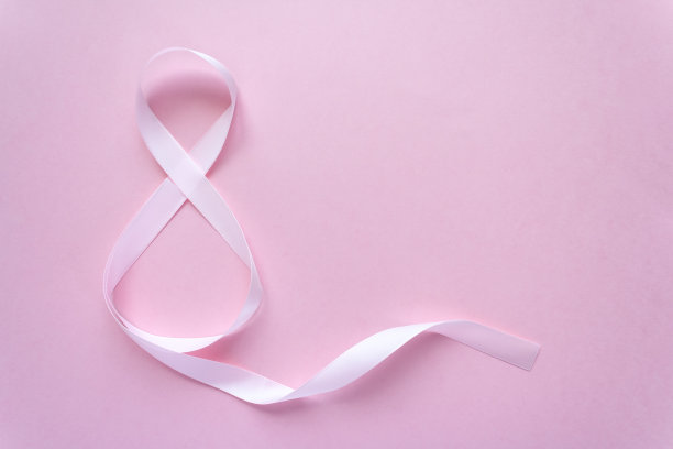 粉红色背景上的8位数玫瑰礼物庆祝丝带图片下载