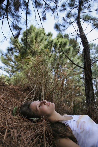 女孩在森林里休息图片下载