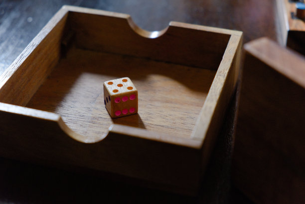 盒子里的一个木骰子图片下载